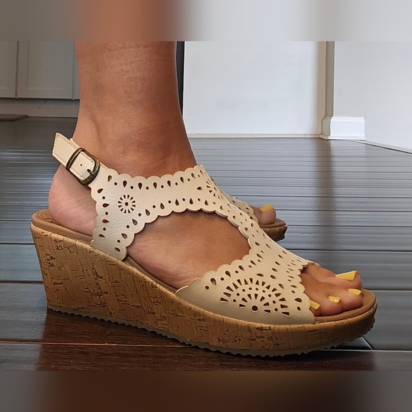 CALI from SKECHERS Size 9 Luxe Foam Wedge Laser Cut Extreme Comfort Shoes Cream - Picture 2 of 8